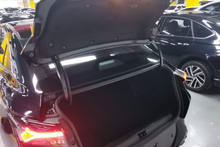 Used Dongfeng Aeolus Yixuan 2021 230T Automatic Zuiying Knight Edition Trunk