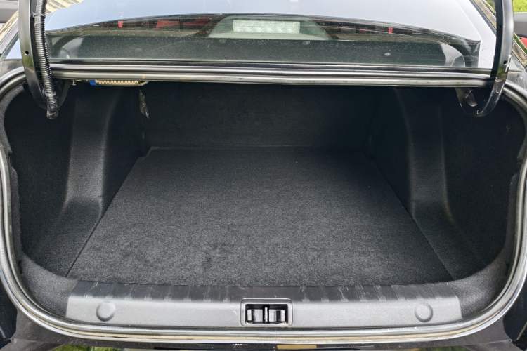Used Dongfeng Aeolus Yixuan 2021 230T Automatic Zuiying Knight Edition Trunk