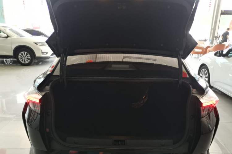 Used Dongfeng Aeolus Yixuan 2021 230T Automatic Zuiying Knight Edition Trunk