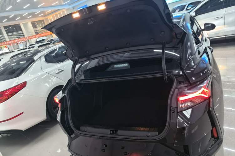 Used Dongfeng Aeolus Yixuan 2021 230T Automatic Zuiying Knight Edition Trunk
