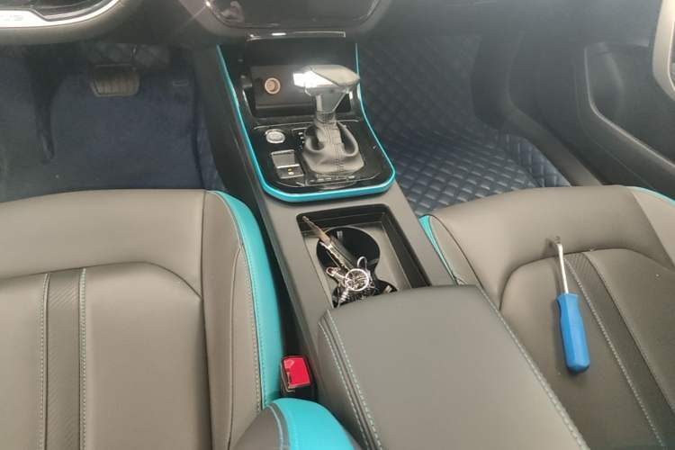 Used Dongfeng Aeolus Yixuan 2021 230T Automatic Dream-Chasing Edition Gear Lever