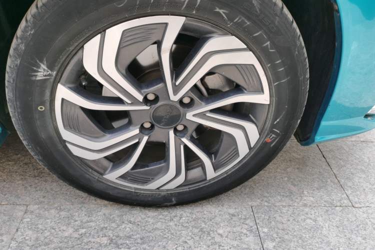 Used Dongfeng Aeolus Yixuan 2021 230T Automatic Glory Edition Right Front Wheel Hub