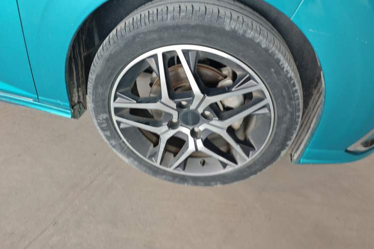 Used Dongfeng Aeolus Yixuan 2021 230T Automatic Chasing Shadow Edition Right Front Wheel Hub