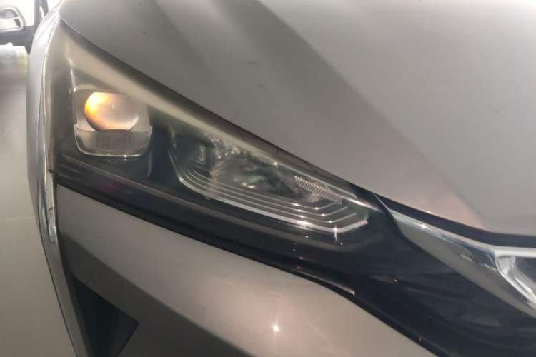 Used Dongfeng Aeolus Yixuan 2021 230T Automatic Chasing Shadow Edition Right Front Headlight