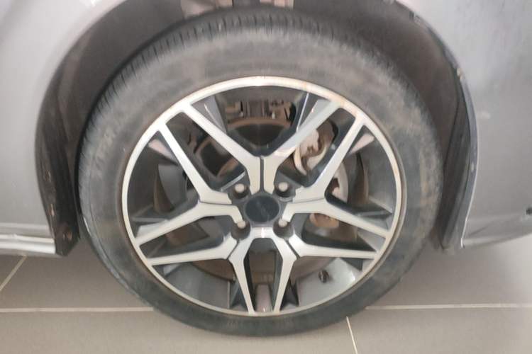 Used Dongfeng Aeolus Yixuan 2021 230T Automatic Chasing Shadow Edition Right Front Wheel Hub