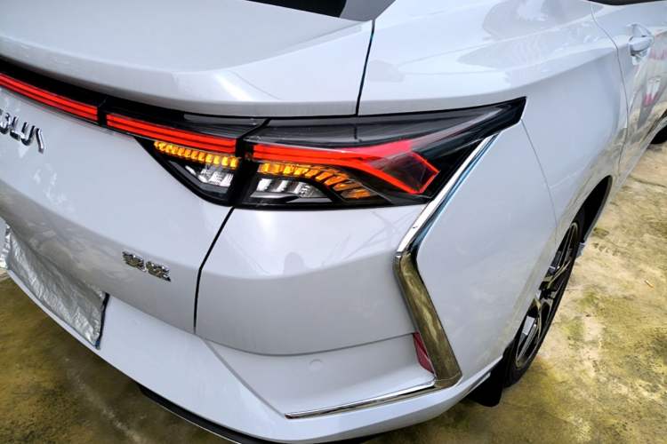 Used Dongfeng Aeolus Yixuan 2021 230T Automatic Dream-Chasing Edition Right Rear Taillight