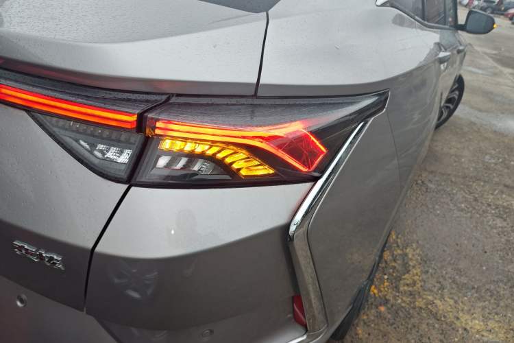Used Dongfeng Aeolus Yixuan 2021 230T Automatic Glory Edition Right Rear Taillight