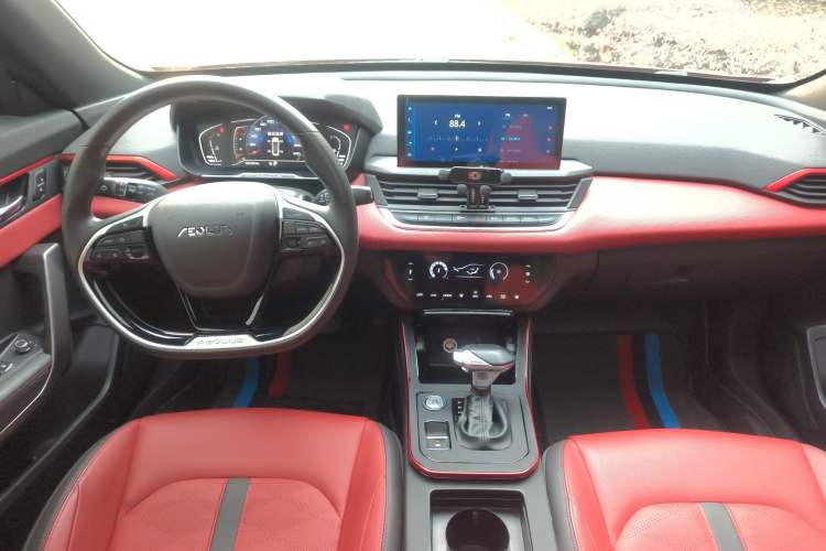 Used Dongfeng Aeolus Yixuan 2021 230T Automatic Zuiying Knight Edition Center Console