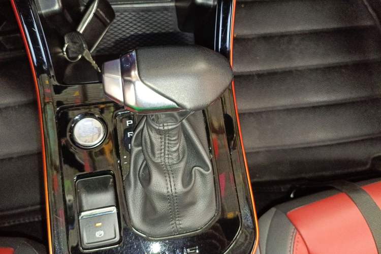 Used Dongfeng Aeolus Yixuan 2021 230T Automatic Zuiying Knight Edition Gear Lever