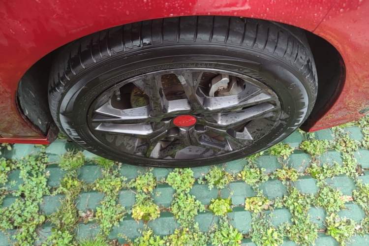 Used Dongfeng Aeolus Yixuan 2021 230T Automatic Zuiying Knight Edition Right Front Wheel Hub