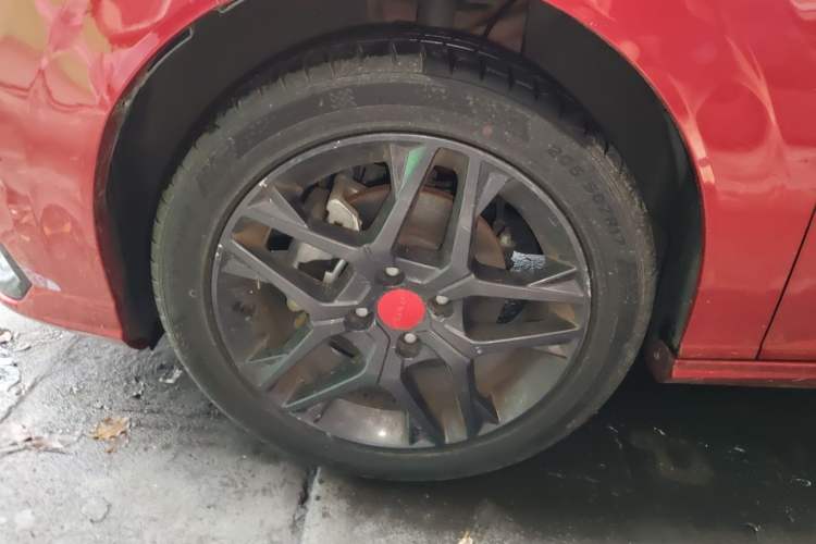 Used Dongfeng Aeolus Yixuan 2021 230T Automatic Zuiying Knight Edition Right Front Wheel Hub
