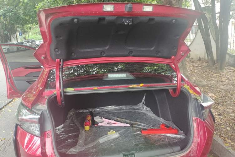 Used Dongfeng Aeolus Yixuan 2021 230T Automatic Zuiying Knight Edition Trunk