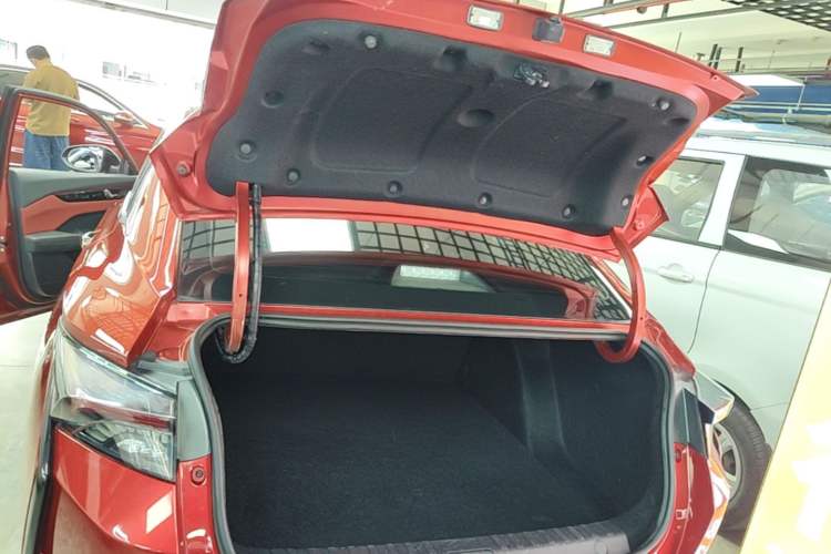 Used Dongfeng Aeolus Yixuan 2021 230T Automatic Hunter Edition Trunk