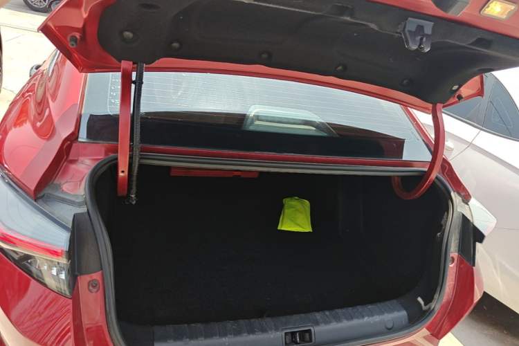 Used Dongfeng Aeolus Yixuan 2021 230T Automatic Zuiying Knight Edition Trunk