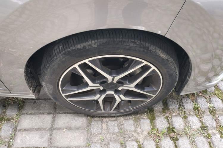 Used Dongfeng Aeolus Yixuan 2021 230T Automatic Dream-Chasing Edition Right Front Wheel Hub