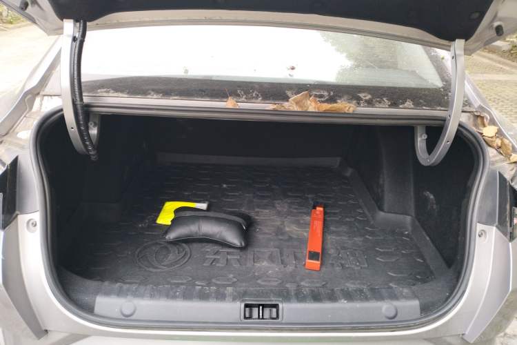 Used Dongfeng Aeolus Yixuan 2021 230T Automatic Dream-Chasing Edition Trunk