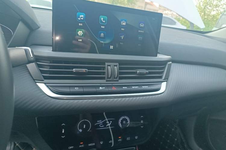 Used Dongfeng Aeolus Yixuan 2021 230T Automatic Chasing Shadow Edition Audio And AC Panel