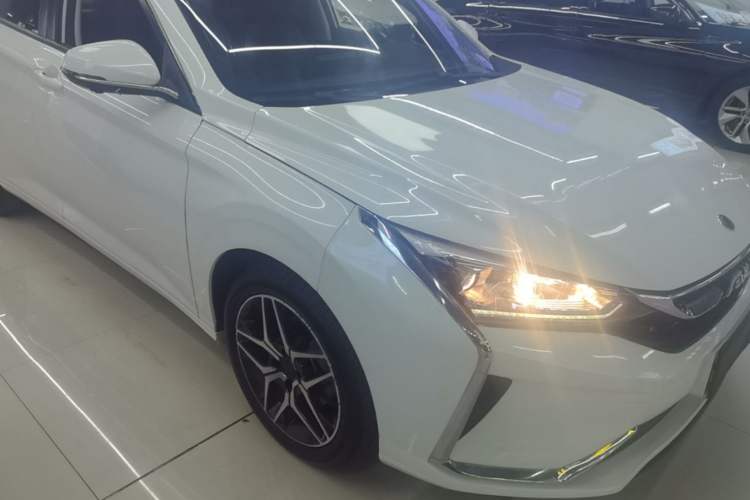Used Dongfeng Aeolus Yixuan 2021 230T Automatic Chasing Shadow Edition Front Right 45 Deg