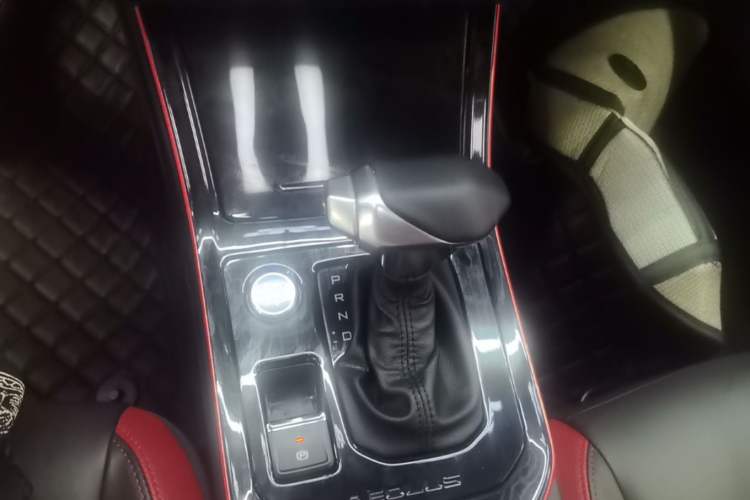 Used Dongfeng Aeolus Yixuan 2021 230T Automatic Chasing Shadow Edition Gear Lever