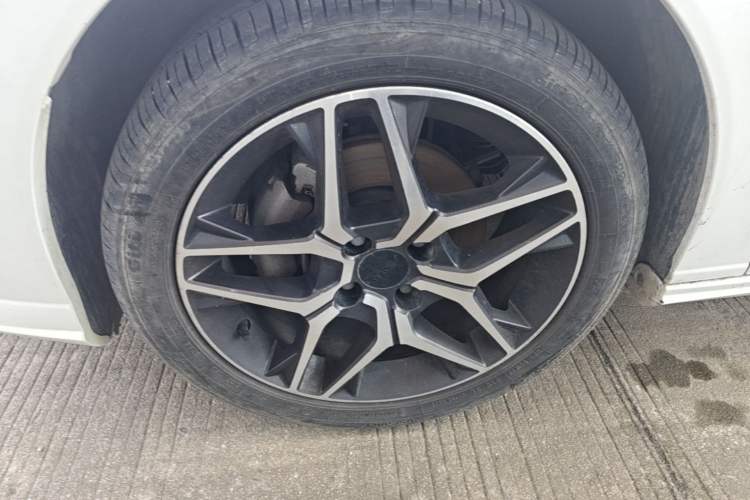 Used Dongfeng Aeolus Yixuan 2021 230T Automatic Chasing Shadow Edition Left Front Wheel Hub