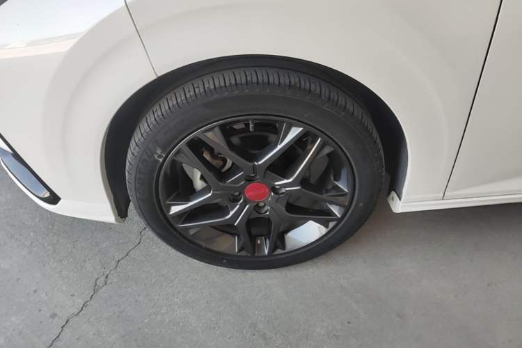 Used Dongfeng Aeolus Yixuan 2021 230T Automatic Zuiying Knight Edition Left Front Wheel Hub