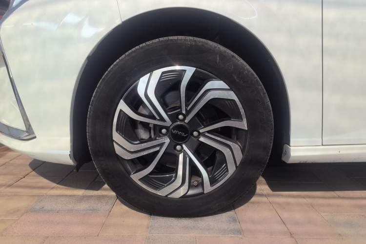 Used Dongfeng Aeolus Yixuan 2021 230T Automatic Glory Edition Left Front Wheel Hub