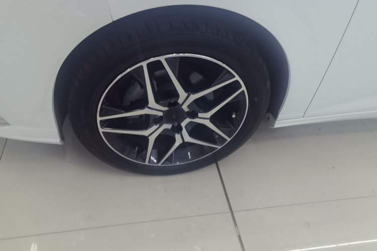 Used Dongfeng Aeolus Yixuan 2021 230T Automatic Chasing Shadow Edition Left Front Wheel Hub