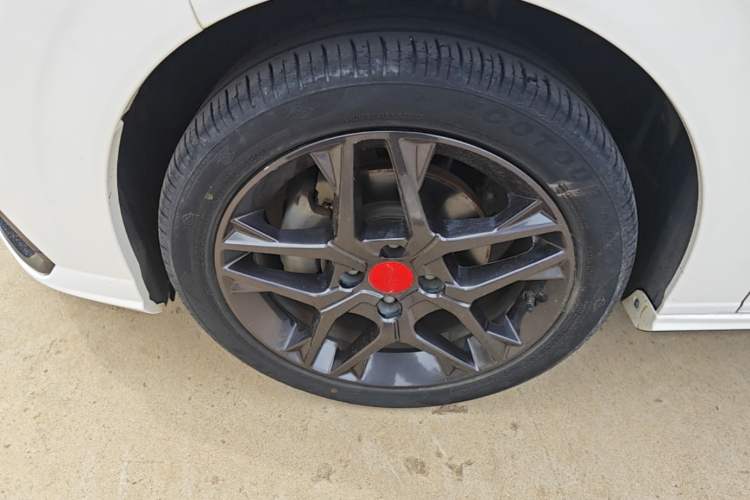 Used Dongfeng Aeolus Yixuan 2021 230T Automatic Zuiying Knight Edition Left Front Wheel Hub