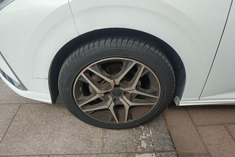 Used Dongfeng Aeolus Yixuan 2021 230T Automatic Chasing Shadow Edition Left Front Wheel Hub