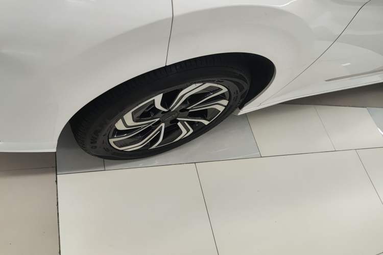 Used Dongfeng Aeolus Yixuan 2021 230T Automatic Zuiqing Edition Left Front Wheel Hub