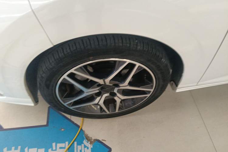 Used Dongfeng Aeolus Yixuan 2021 230T Automatic Chasing Shadow Edition Left Front Wheel Hub