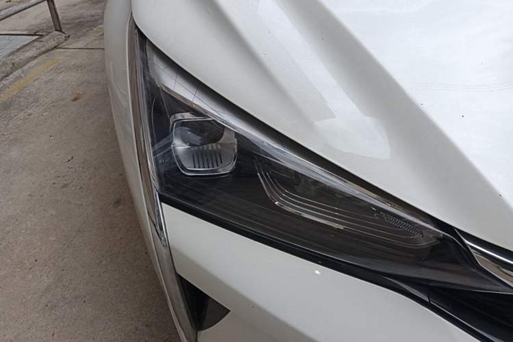 Used Dongfeng Aeolus Yixuan 2021 230T Automatic Chasing Shadow Edition Right Front Headlight