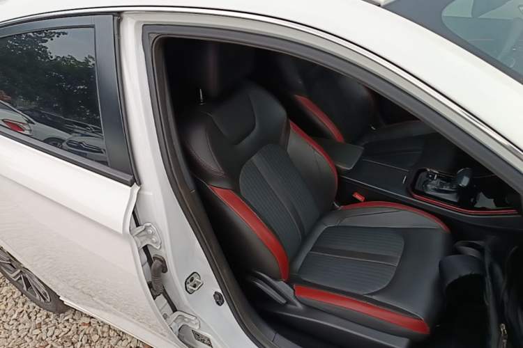 Used Dongfeng Aeolus Yixuan 2021 230T Automatic Glory Edition Right Front Seat