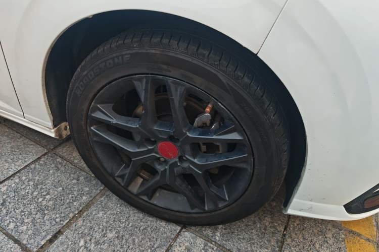Used Dongfeng Aeolus Yixuan 2021 230T Automatic Zuiying Knight Edition Right Front Wheel Hub