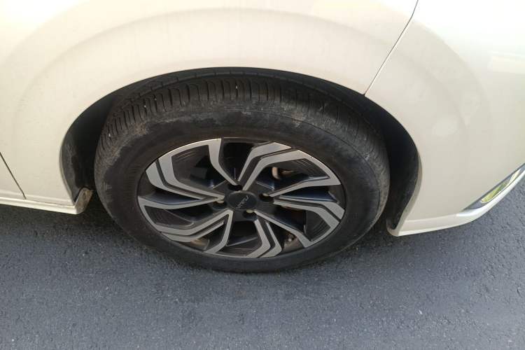 Used Dongfeng Aeolus Yixuan 2021 230T Automatic Zuiqing Edition Right Front Wheel Hub