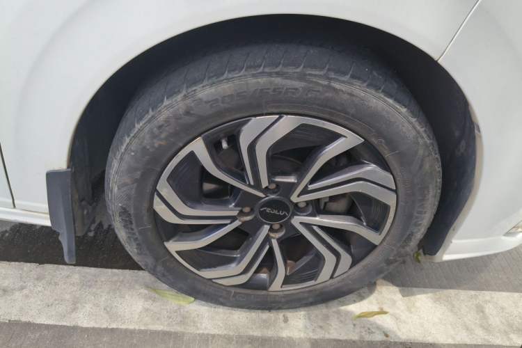 Used Dongfeng Aeolus Yixuan 2021 230T Automatic Zuiqing Edition Right Front Wheel Hub
