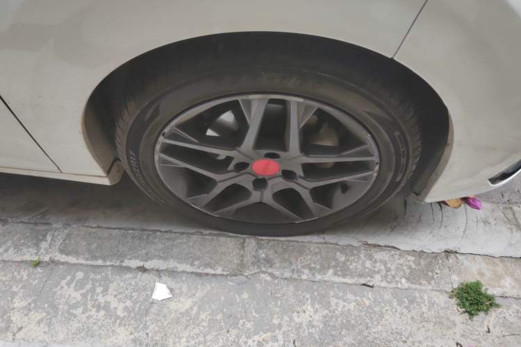 Used Dongfeng Aeolus Yixuan 2021 230T Automatic Dream-Chasing Rider Edition Right Front Wheel Hub