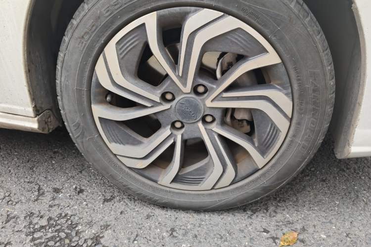 Used Dongfeng Aeolus Yixuan 2021 230T Automatic Glory Edition Right Front Wheel Hub