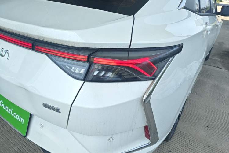 Used Dongfeng Aeolus Yixuan 2021 230T Automatic Chasing Shadow Edition Right Rear Taillight