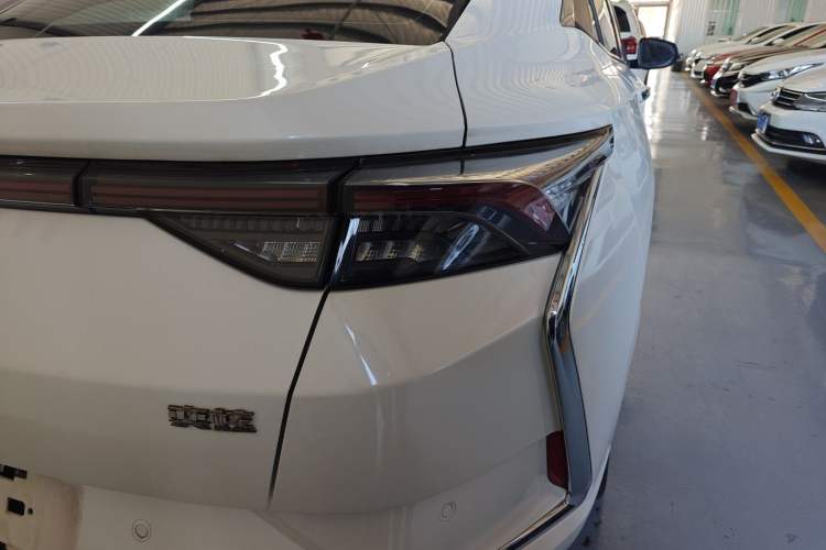 Used Dongfeng Aeolus Yixuan 2021 230T Automatic Chasing Shadow Edition Right Rear Taillight