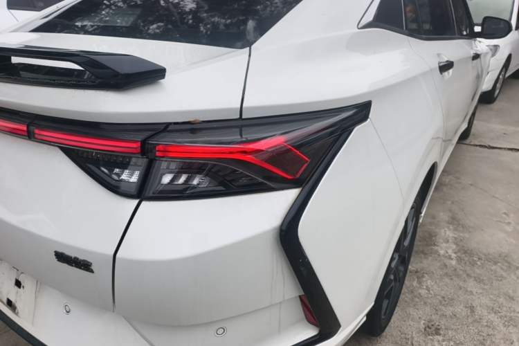 Used Dongfeng Aeolus Yixuan 2021 230T Automatic Dream-Chasing Rider Edition Right Rear Taillight