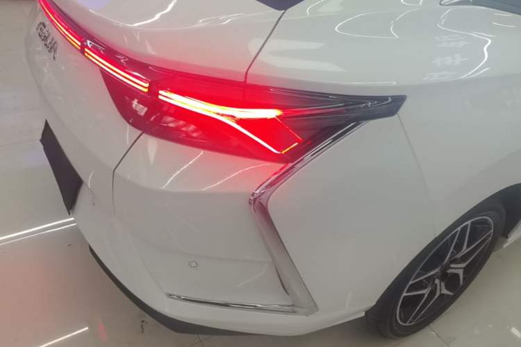 Used Dongfeng Aeolus Yixuan 2021 230T Automatic Chasing Shadow Edition Right Rear Taillight