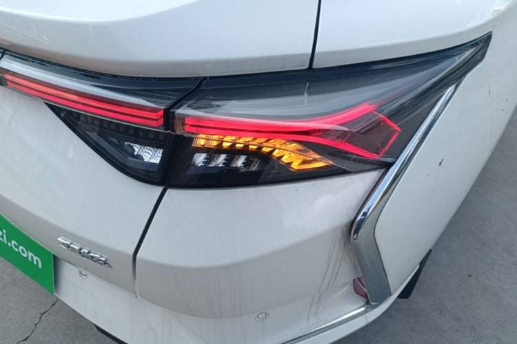 Used Dongfeng Aeolus Yixuan 2021 230T Automatic Chasing Shadow Edition Right Rear Taillight