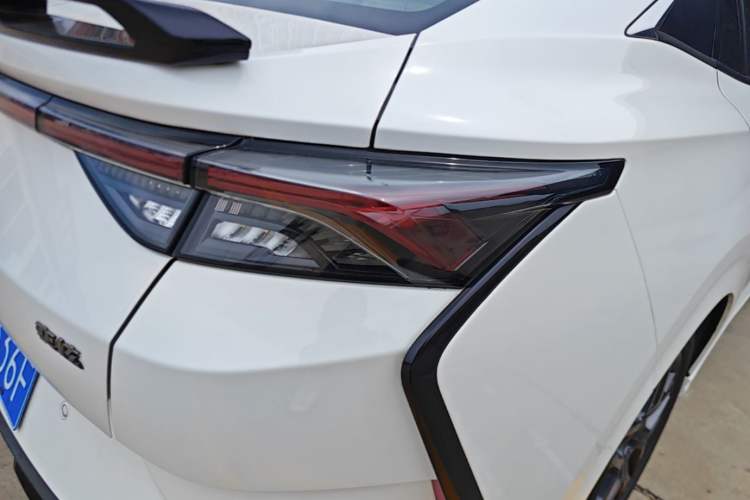 Used Dongfeng Aeolus Yixuan 2021 230T Automatic Zuiying Knight Edition Right Rear Taillight