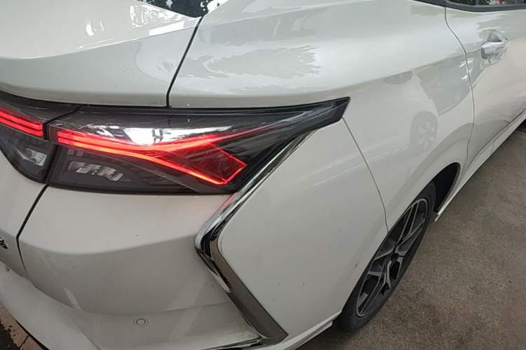 Used Dongfeng Aeolus Yixuan 2021 230T Automatic Chasing Shadow Edition Right Rear Taillight