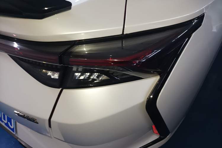 Used Dongfeng Aeolus Yixuan 2021 230T Automatic Zuiying Knight Edition Right Rear Taillight