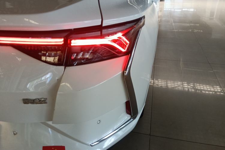 Used Dongfeng Aeolus Yixuan 2021 230T Automatic Chasing Shadow Edition Right Rear Taillight