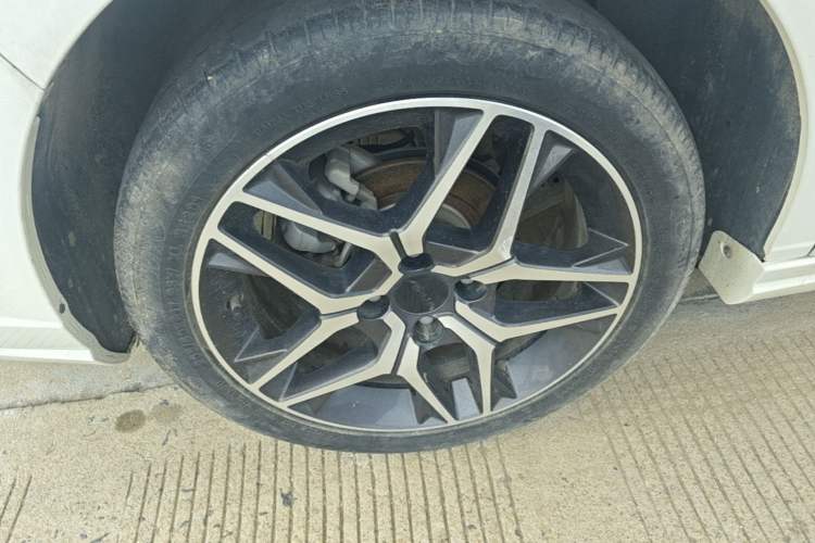 Used Dongfeng Aeolus Yixuan 2021 230T Automatic Chasing Shadow Edition Right Rear Wheel Hub