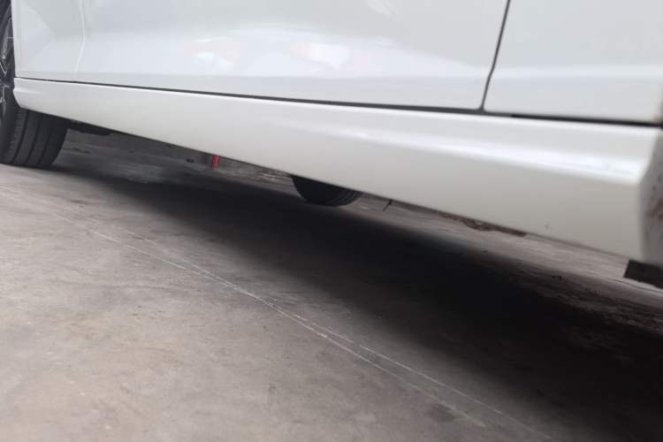 Used Dongfeng Aeolus Yixuan 2021 230T Automatic Zuiying Knight Edition Right Side Sill