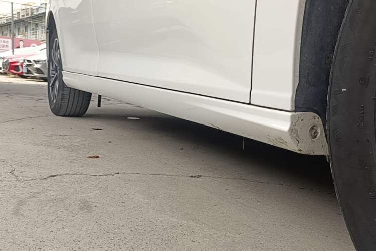 Used Dongfeng Aeolus Yixuan 2021 230T Automatic Zuiqing Edition Right Side Sill